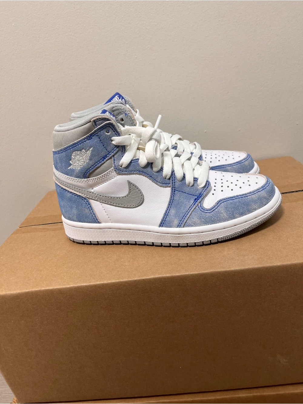 Air Jordan 1 Retro High OG "Hyper Royal" - Picture 3 of 5